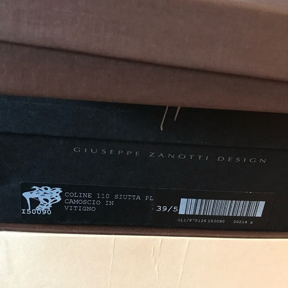 GIUSEPPE ZANOTTI


PRE-OWNED | Floral Cut-outs Suede Booties | Size 39.5 - Picture 8 of 8